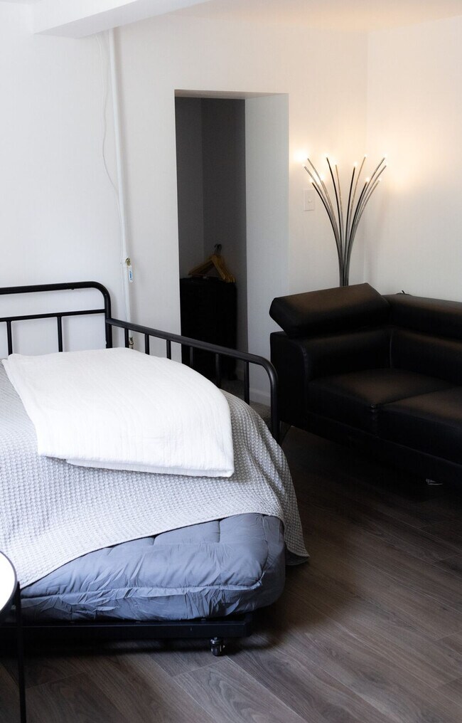 Building Photo - 2919 Elm St