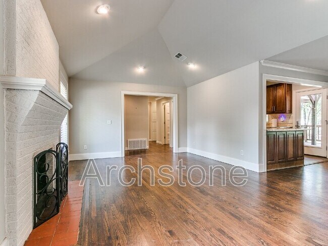 Building Photo - 9631 Stratford Dr