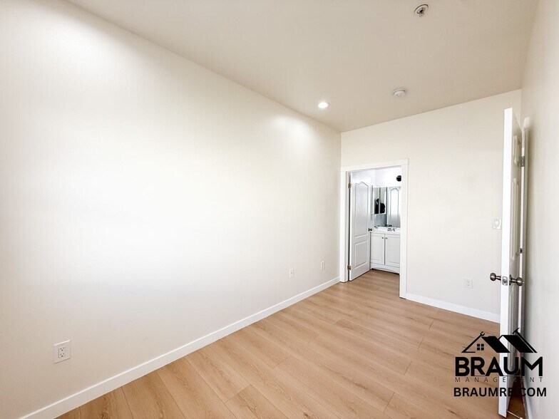 Building Photo - 10849 Fruitland Dr