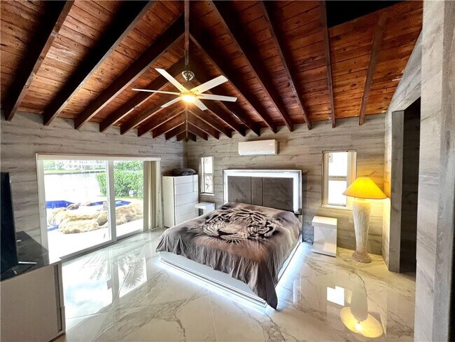 Building Photo - 720 NE 28th Ave