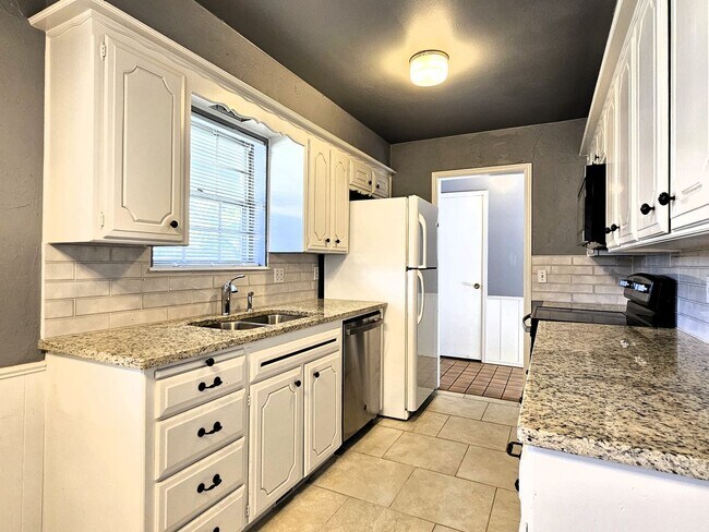 Building Photo - Beautiful 2 Bed 2 Bath Moments Away From L...