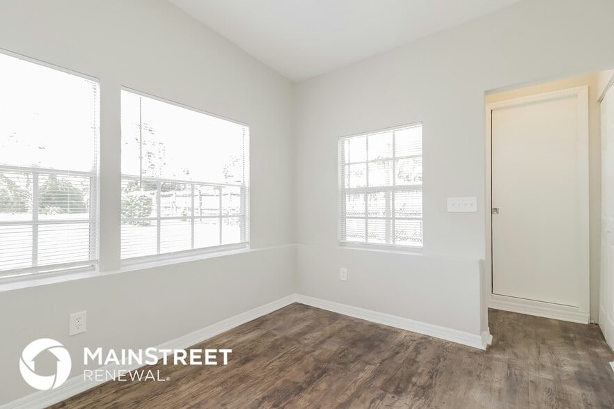 Building Photo - 451 E 6th St