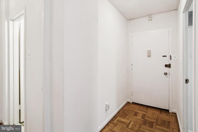 Building Photo - 4000 Tunlaw Rd NW