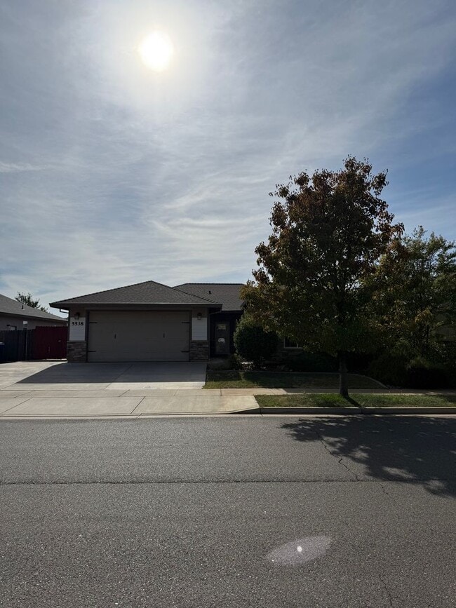 Building Photo - 3-bedroom, 2-bathroom home located in the ...