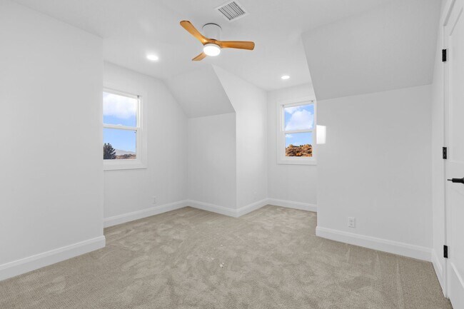 Building Photo - Elevated 5-Bedroom Home in Sandy, UT with Mountain Views!