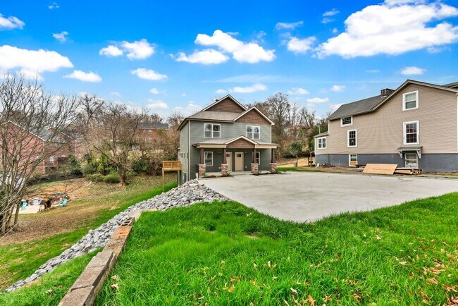 Building Photo - 420 S 2nd St