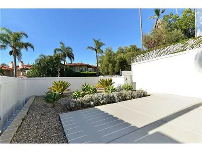 Building Photo - 1249 Torrey Pines Rd