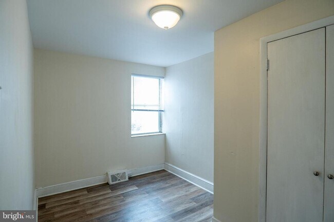 Building Photo - 1420 S Hicks St