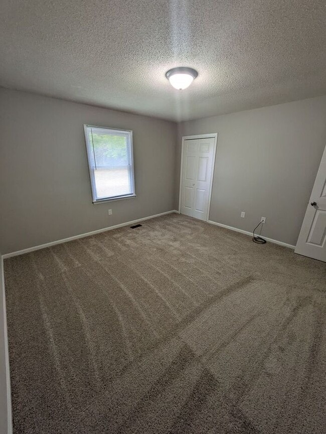 Building Photo - Renovated 2BD/1.5 Unit at Northowne Heights