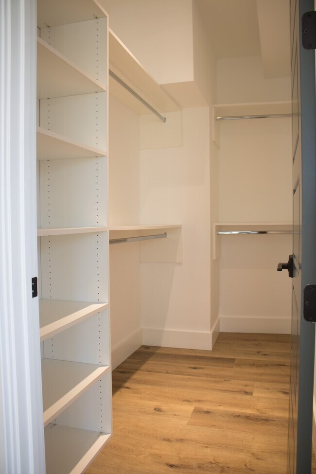 Building Photo - 1348 S Burnside Ave