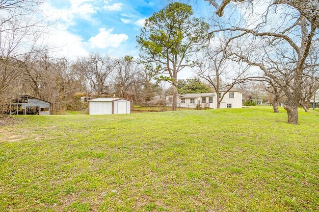 Building Photo - Fully Remodeled 3 Bed, 2 Bath Home in River Oaks w/ Basement- 76114