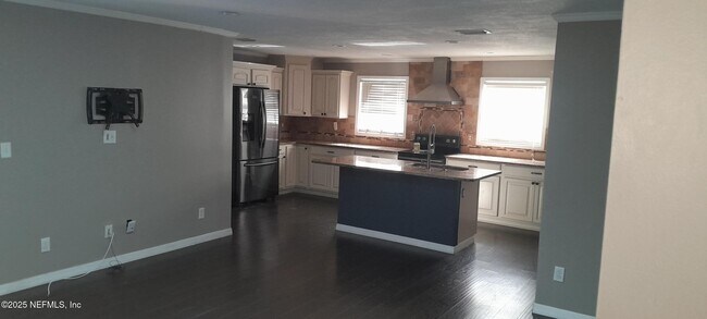 Building Photo - 2724 Lexington Dr