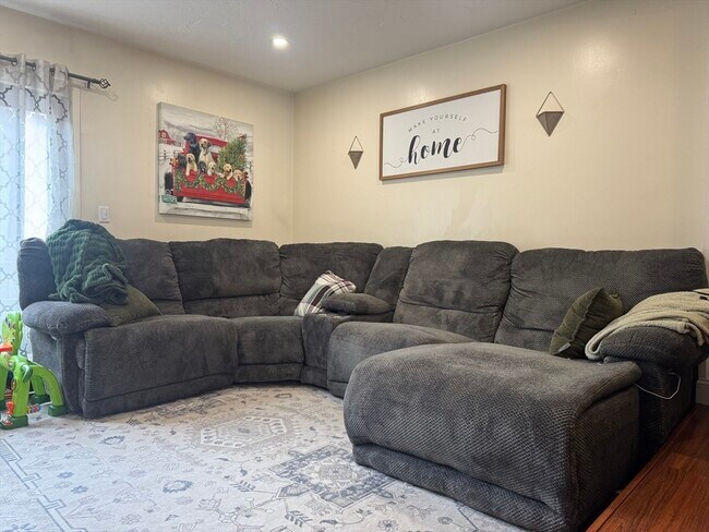 Building Photo - 909 Pleasant St