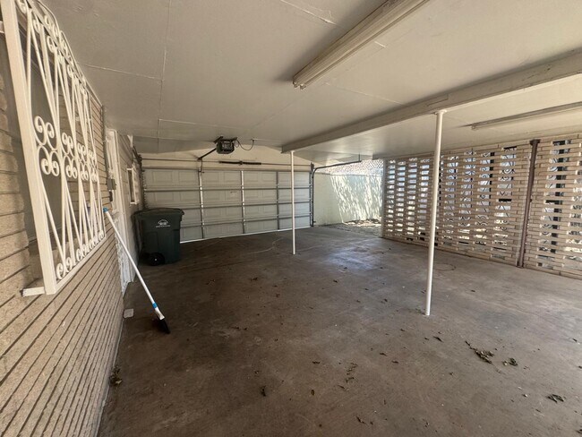Building Photo - 302 Huisache Dr
