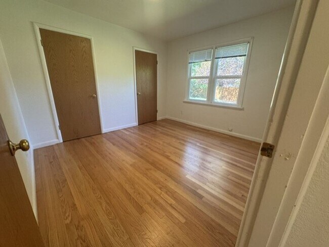 Building Photo - Single level home in Mid Town