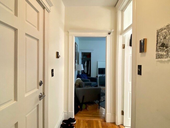 Building Photo - Nicely maintained, inexpensive studio in a...