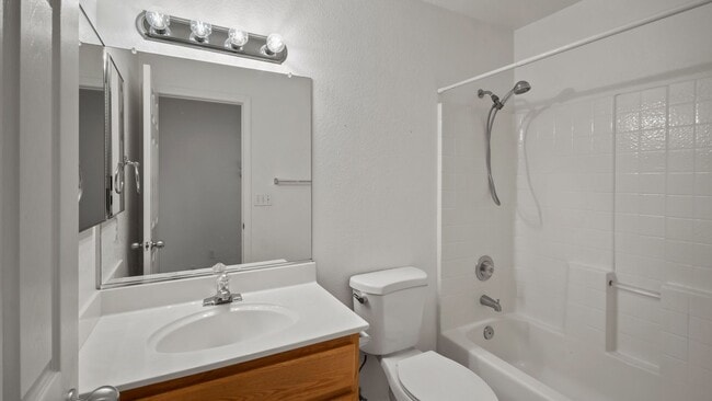 Building Photo - 3 bed 2 bath in Green Valley!
