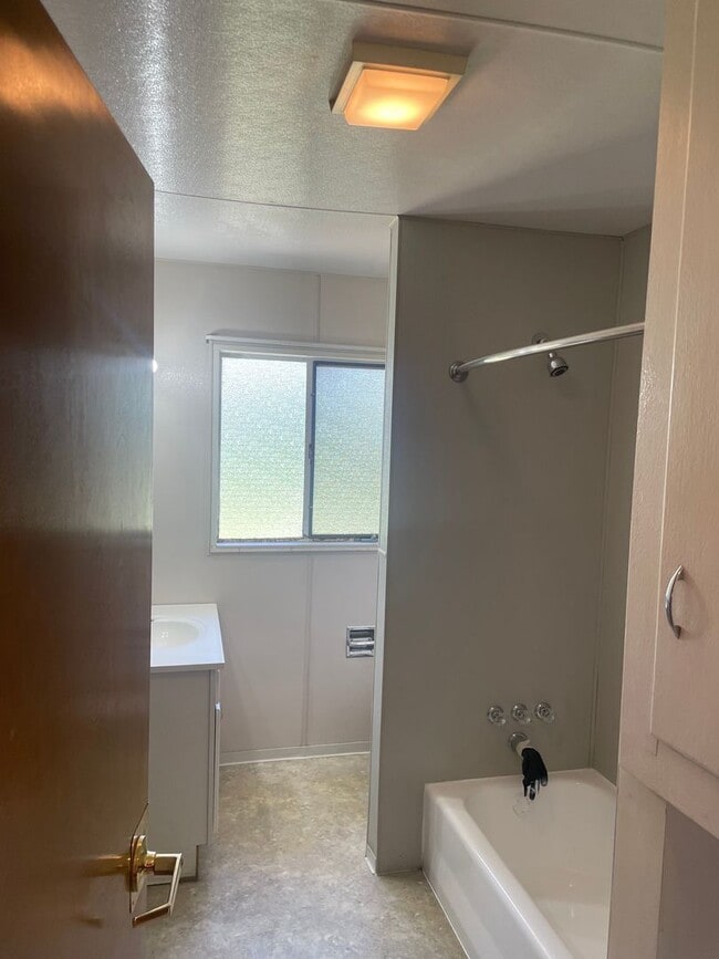 Building Photo - Ranch style home for rent very close to An...