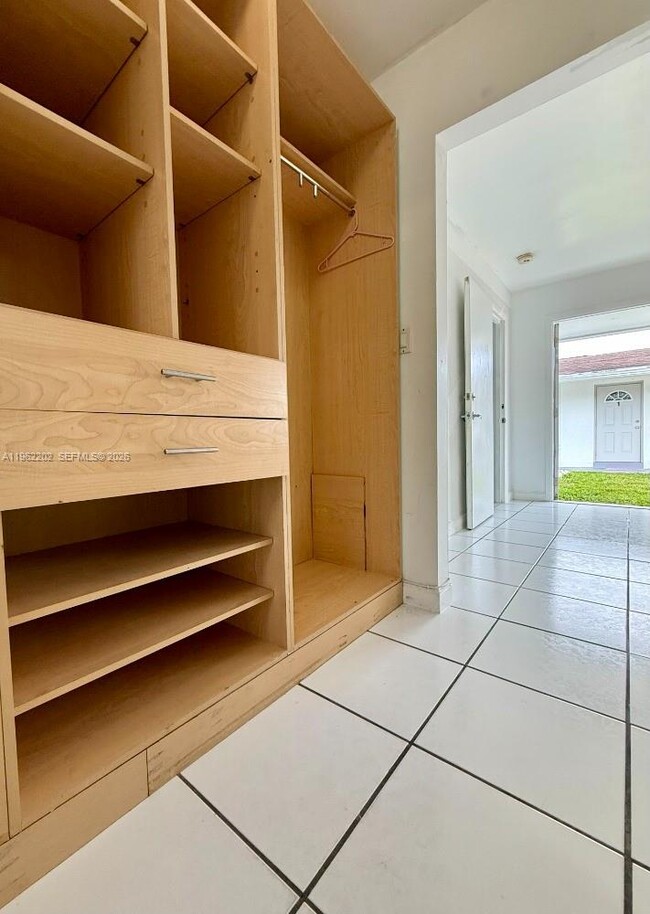 Building Photo - 823 NE 10th St