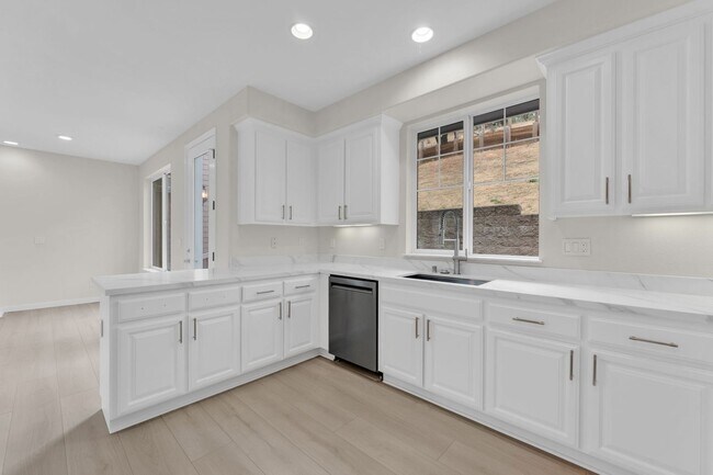 Building Photo - Gorgeous remodeled 3 bedroom, 3 full bathroom home for rent!
