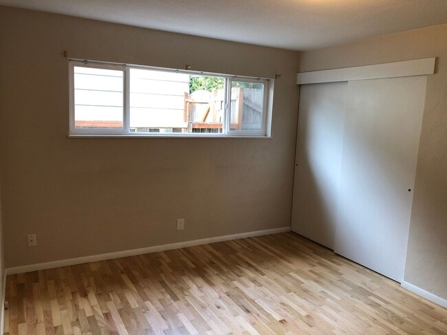 Building Photo - Updated 3 bedroom 1 1/2 bath home in a gre...