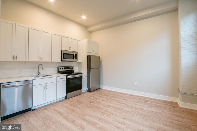 Building Photo - 1300 S 19th St