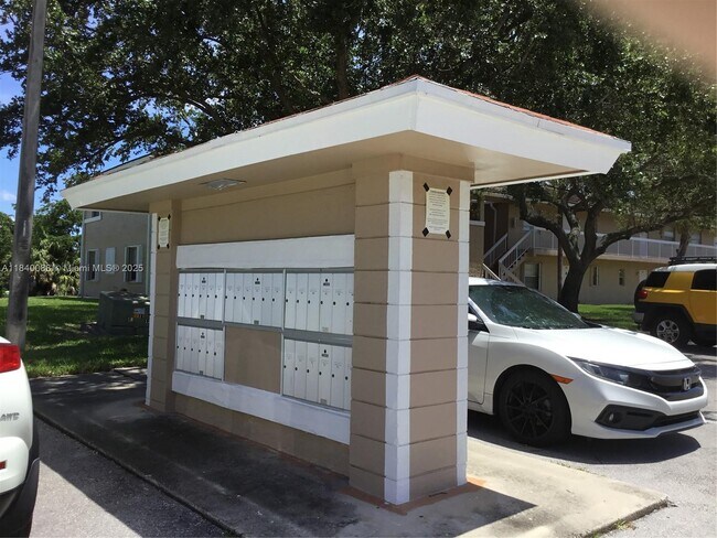 Building Photo - 9927 Twin Lakes Dr