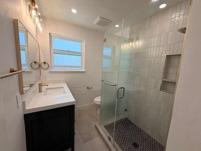 Building Photo - Spacious 4 Bedroom/2Bathroom Home in South San Francisco!