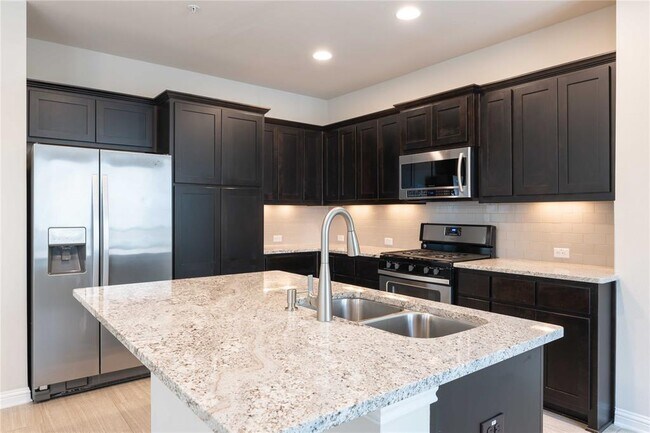 Building Photo - 13800 Lyndhurst St