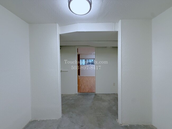 Building Photo - 980 NW Wallula Ave