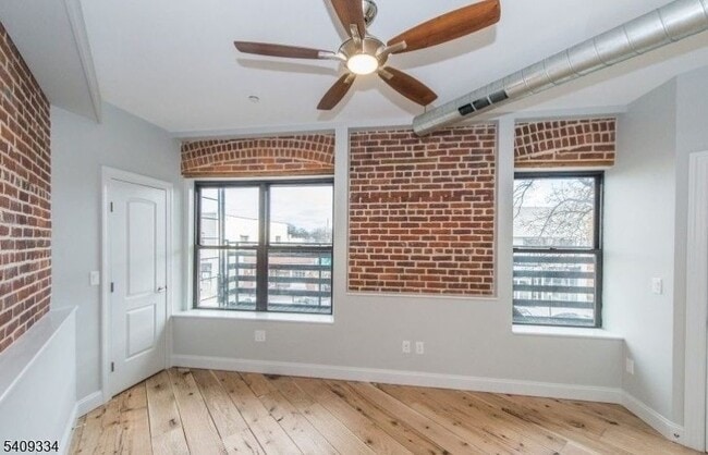 Building Photo - 44 Elm St