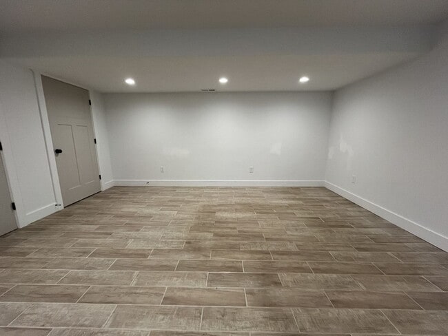 Building Photo - Spacious 3 Bed Downstairs Duplex