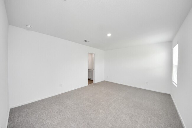 Building Photo - 105 Nicholas Rd