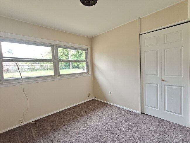 Building Photo - 65 Sandstone Ln