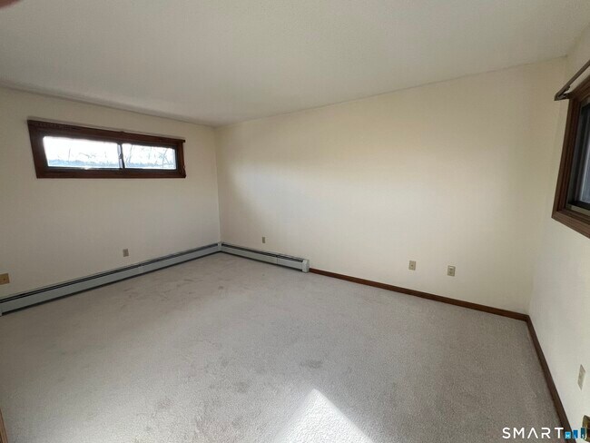 Building Photo - 649 Middle Tpke E