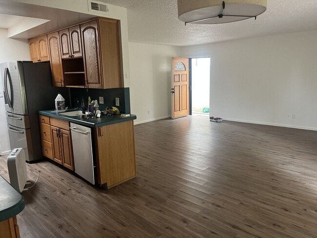 Building Photo - 2 Bedroom/ 2 Bath Condo with Community Pool