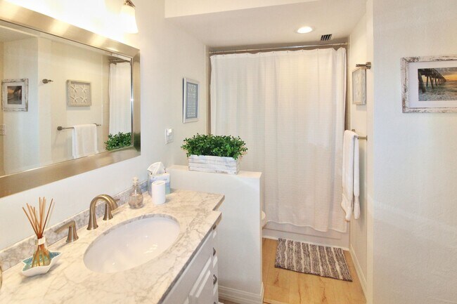 Building Photo - Bird Bay Seasonal Condo for Rent