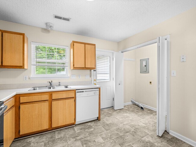 Building Photo - Midway Park Move In
