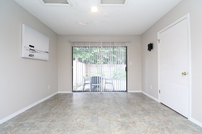 Building Photo - Updated 2BR/1.5BA End-Unit Townhome Near N...