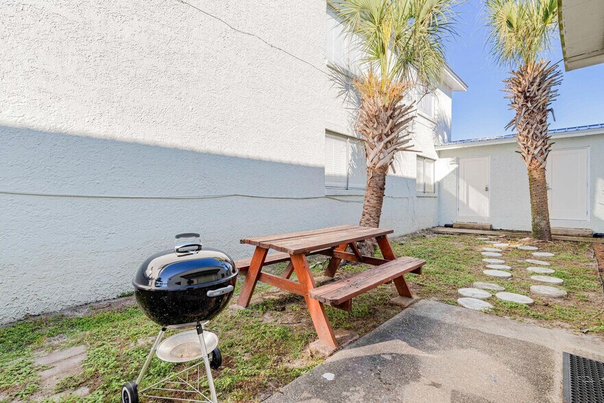 Building Photo - 306 Barracuda Ave