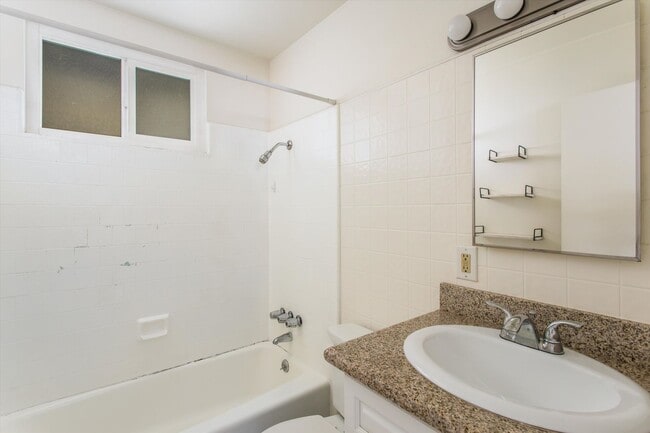 Building Photo - 2 bedroom Duplex with Huge yard!