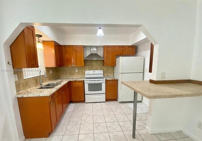 Building Photo - 3 bedroom in Hollywood FL 33023