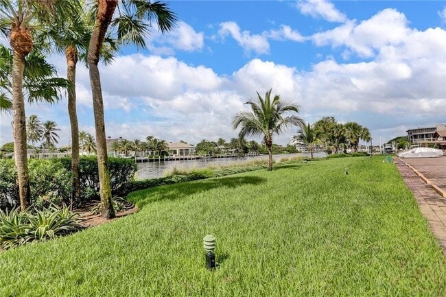 Building Photo - 1160 Hillsboro Mile Unit 904