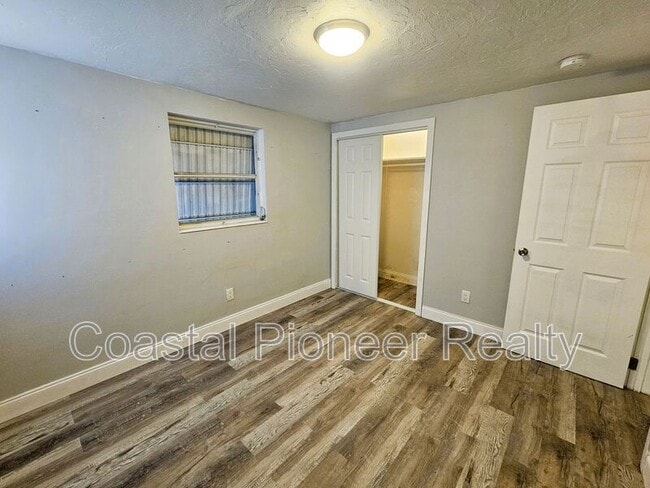 Building Photo - 501 25th Ave W