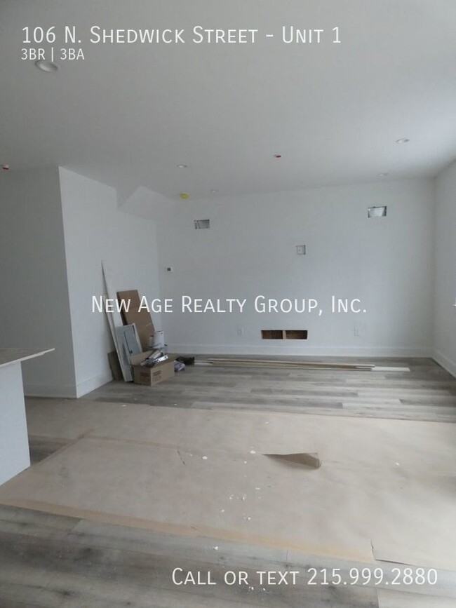 Building Photo - Bi-Level Three Bedroom Apartment Near Drex...