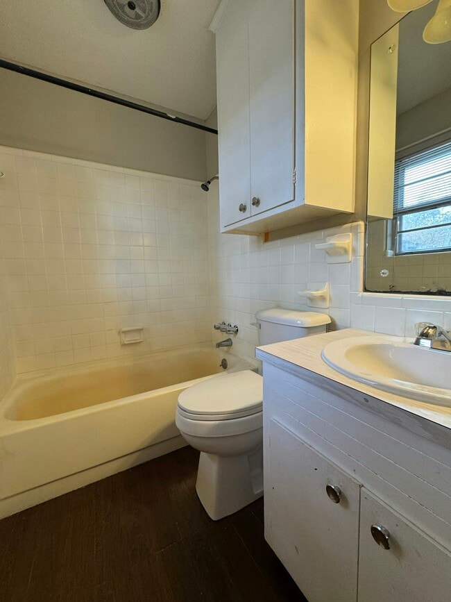 Building Photo - 1936 Longwood Dr