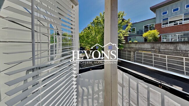 Building Photo - Stunning property in the heart of Seattle!