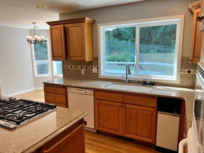 Building Photo - STUNNING CUSTOM HOME! IN STEILACOOM- MINUT...