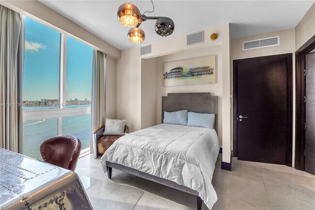 Building Photo - 465 Brickell Ave