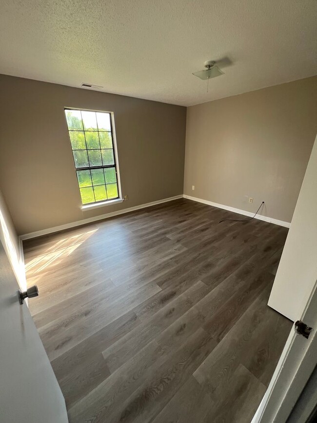 Building Photo - Two Bedroom Duplex in Ringgold GA